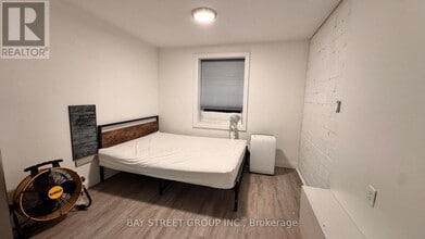 5745 Stanley Ave in Niagara Falls, ON - Foto de edificio - Building Photo