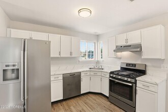 6 Hummingbird Way in Jackson Township, NJ - Building Photo - Building Photo