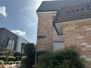 1807 Stoney Brook Dr in Houston, TX - Building Photo - Building Photo