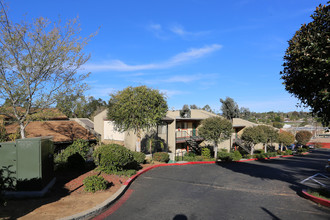 Summerwood Apartments in Fallbrook, CA - Foto de edificio - Building Photo