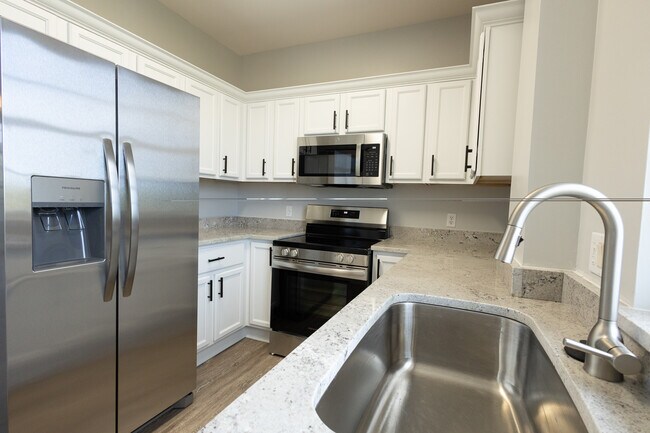 101 SE Ocean Blvd, Unit 305 in Stuart, FL - Building Photo - Building Photo