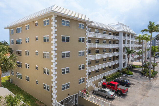 Westchester House in Fort Lauderdale, FL - Building Photo - Building Photo