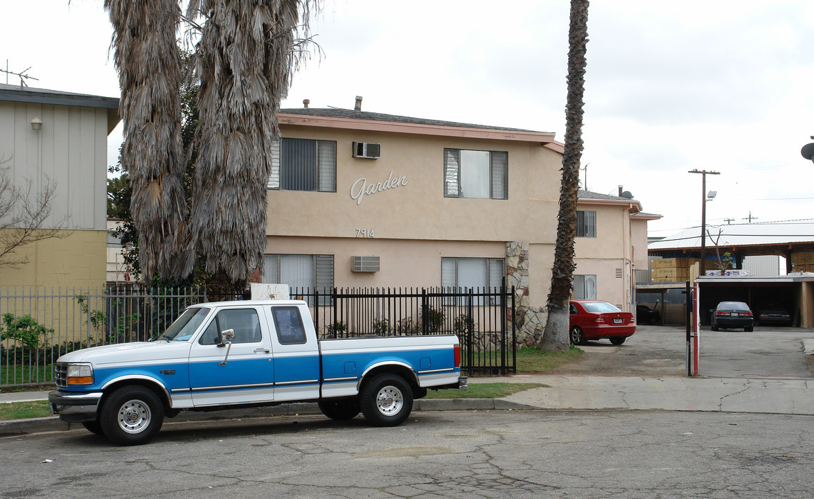 Garden Apartments in Van Nuys, CA - Building Photo