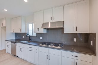 8601 Delco Ave in Winnetka, CA - Foto de edificio - Building Photo