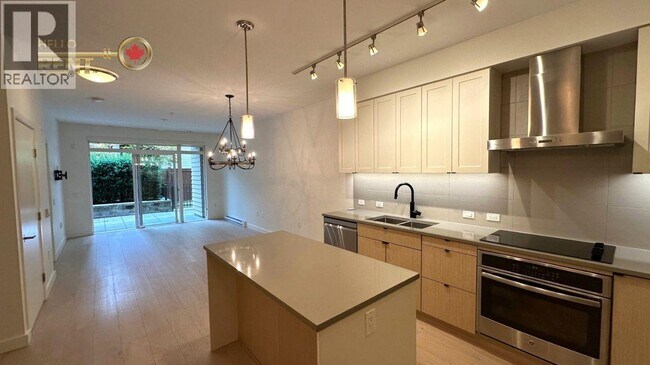 3205 Mountain Hwy in North Vancouver, BC - Building Photo - Building Photo