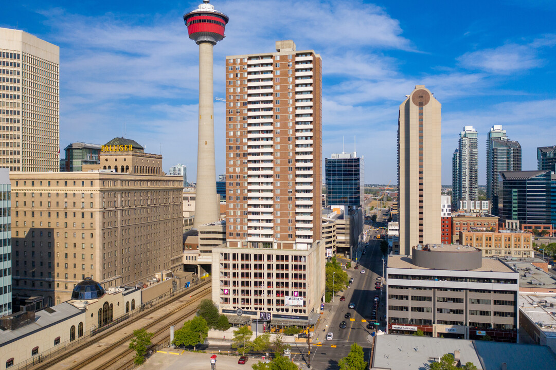 Mount Royal House in Calgary, AB - Building Photo