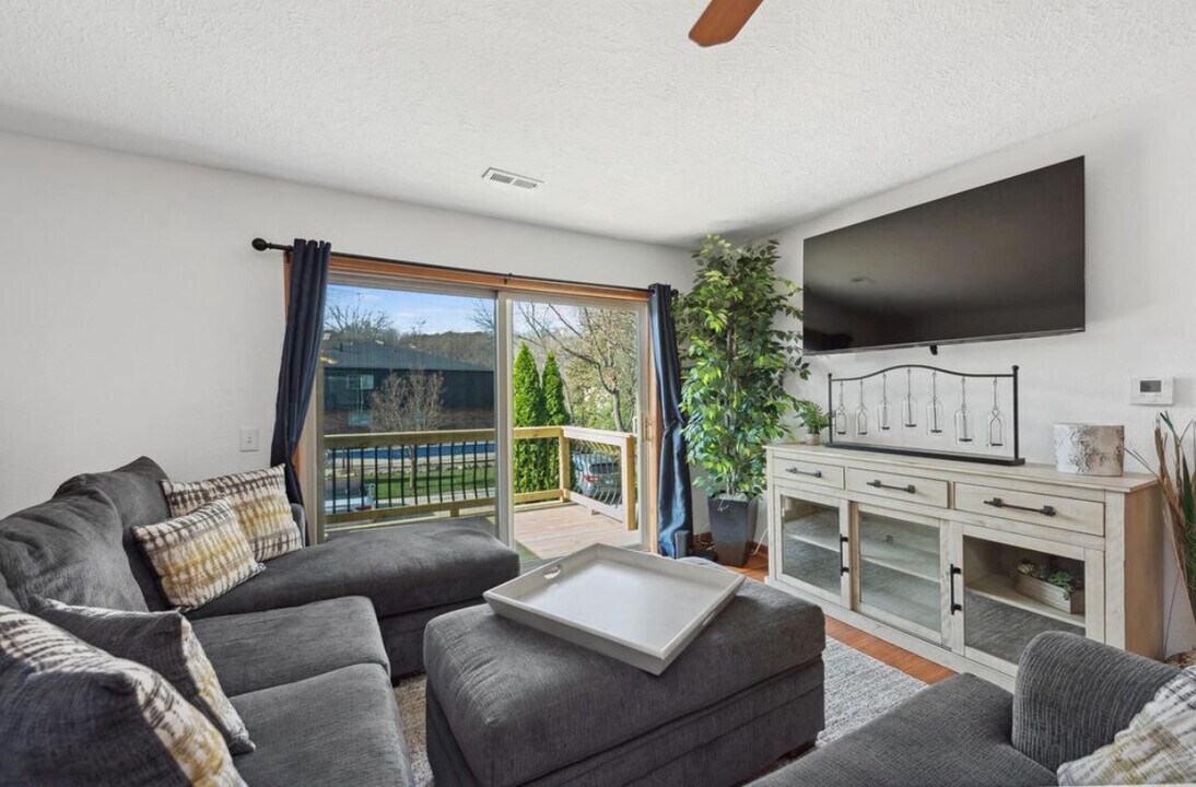 204 Elmhurst Ct, Unit Cozy Condo-furnished in Williams Bay, WI - Foto de edificio