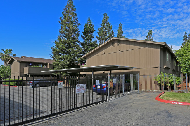 Fulton Villa Apartments in Sacramento, CA - Foto de edificio - Building Photo