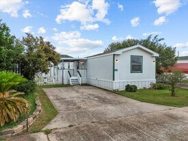 5103 Barbados Calle in Dickinson, TX - Building Photo