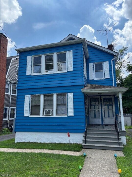 26 Elmwood Ave in Montclair, NJ - Building Photo
