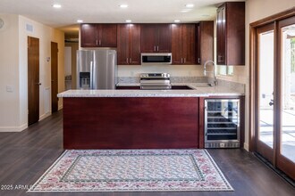 8409 E Cactus Rd in Scottsdale, AZ - Foto de edificio - Building Photo