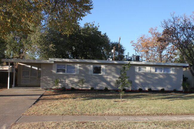 2112 48th St in Lubbock, TX - Building Photo - Building Photo