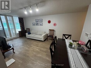 5785 Yonge St in Toronto, ON - Building Photo - Building Photo