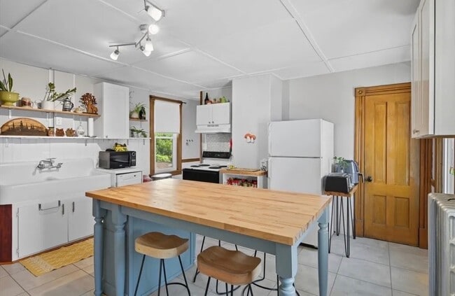 62 Maple St, Unit Upper Level in Duplex in Easthampton, MA - Building Photo - Building Photo