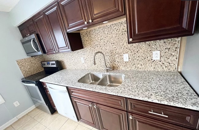 property at 2139 Kimball Cir