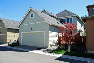 1596 NE Falls Dr in Issaquah, WA - Building Photo - Building Photo