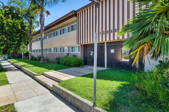 13060 Burbank Blvd in Sherman Oaks, CA - Building Photo - Primary Photo