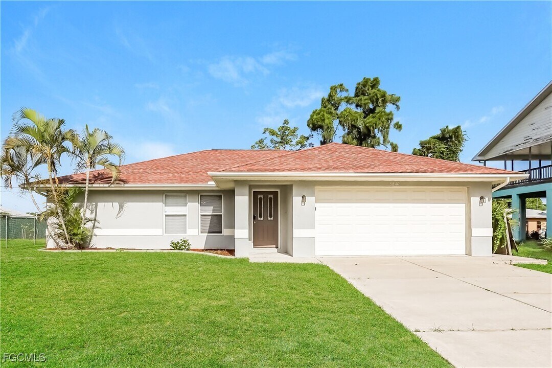 5840 Regent Rd in Venice, FL - Building Photo