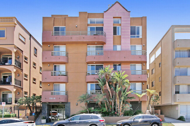 8614 Burton Way Apartments in Los Angeles, CA - Building Photo - Building Photo