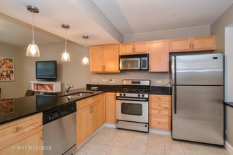 3334 W Belden Ave, Unit G in Chicago, IL - Building Photo - Building Photo