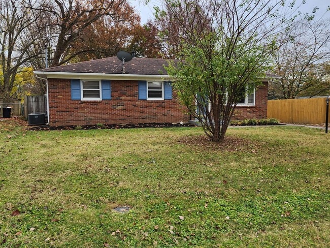 8404 Robin Hill Dr in Louisville, KY - Building Photo - Building Photo