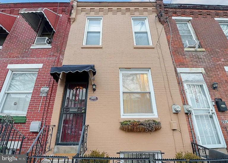 2021 Dennie St in Philadelphia, PA - Foto de edificio