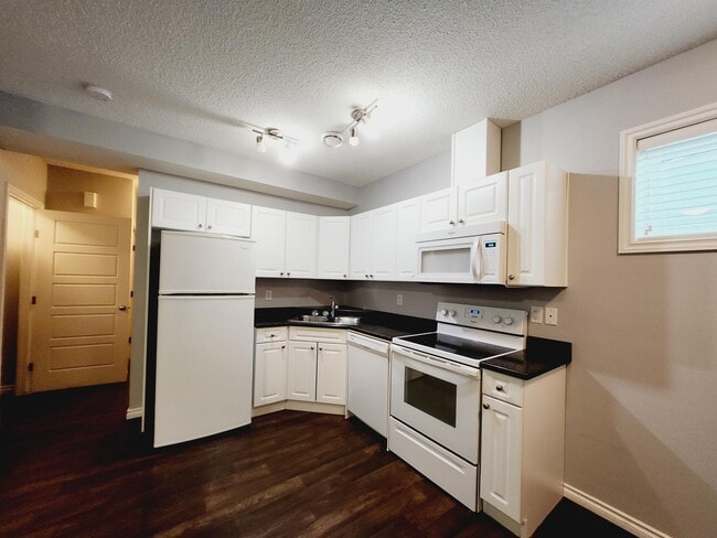 21912-21990 90 Ave NW in Edmonton, AB - Building Photo - Building Photo