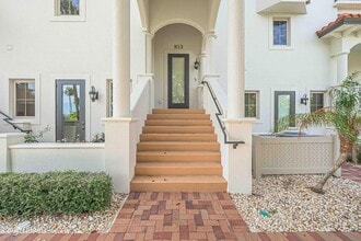 5090 Riverside Dr in Port Orange, FL - Foto de edificio - Building Photo