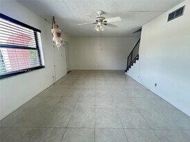 16 Toledo Ct in Davie, FL - Building Photo