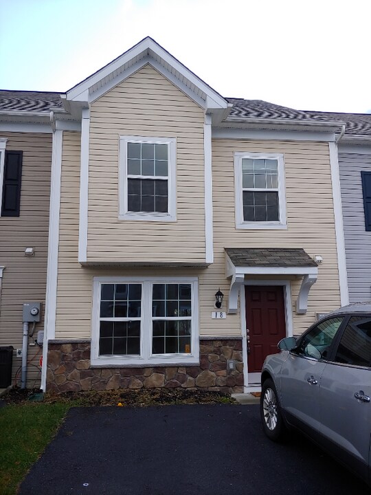 18 Teakwood Dr in Martinsburg, WV - Building Photo