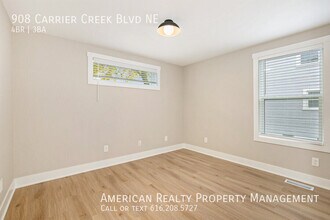 908 Carrier Creek Blvd NE in Grand Rapids, MI - Building Photo - Building Photo