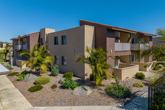 Ascot Village in Vista, CA - Foto de edificio - Building Photo