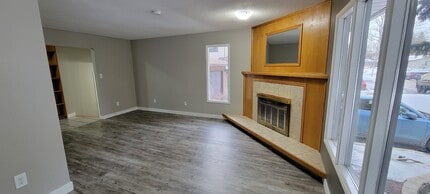 9813-9875 75 Ave in Grande Prairie, AB - Building Photo - Building Photo
