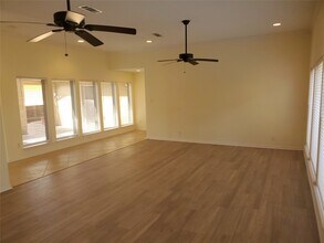 15815 Crestbrook Dr in Houston, TX - Building Photo - Building Photo