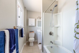 5246 21st Ave SW in Seattle, WA - Foto de edificio - Building Photo