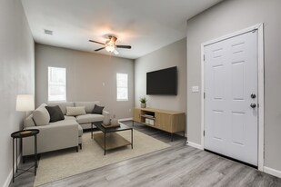 2910 S Laredo St in San Antonio, TX - Building Photo