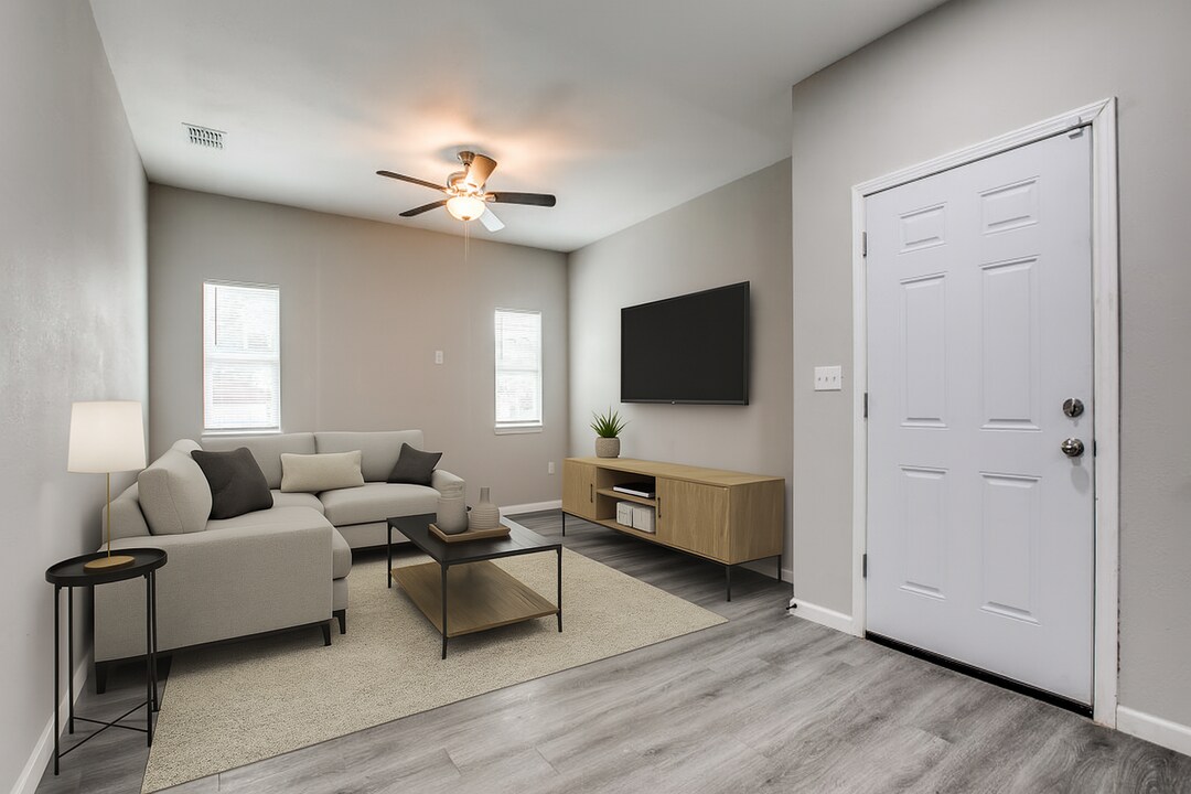 2910 S Laredo St in San Antonio, TX - Building Photo