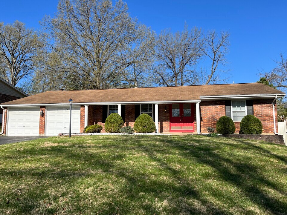 235 Towercliffe Dr in Ballwin, MO - Building Photo
