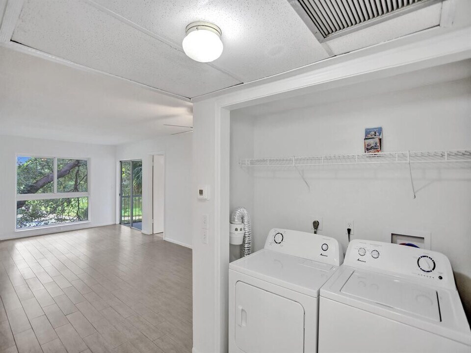 10193 N Military Trl in West Palm Beach, FL - Building Photo