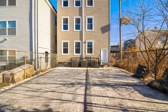 579 S 12th St in Newark, NJ - Foto de edificio - Building Photo