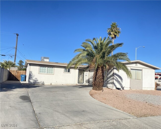 6100 Jones Cir in Las Vegas, NV - Building Photo - Building Photo