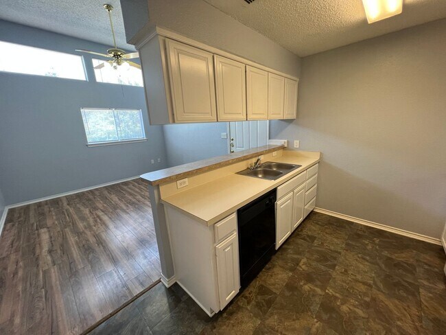 2310 W Hickory St in Denton, TX - Building Photo - Building Photo