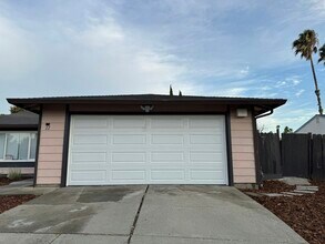 22 Merrimac Pl in Pittsburg, CA - Building Photo - Building Photo