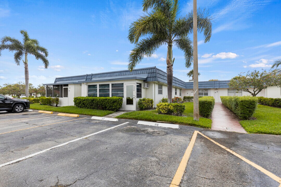 117 Waterford D in Delray Beach, FL - Building Photo