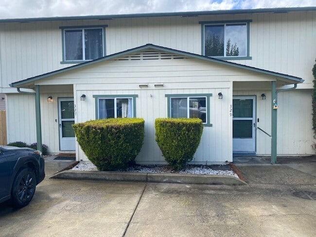 329 Bessie St in Medford, OR - Building Photo - Building Photo