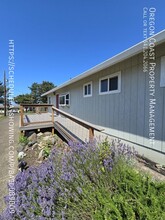 820 Driftwood Ln in Yachats, OR - Building Photo - Building Photo