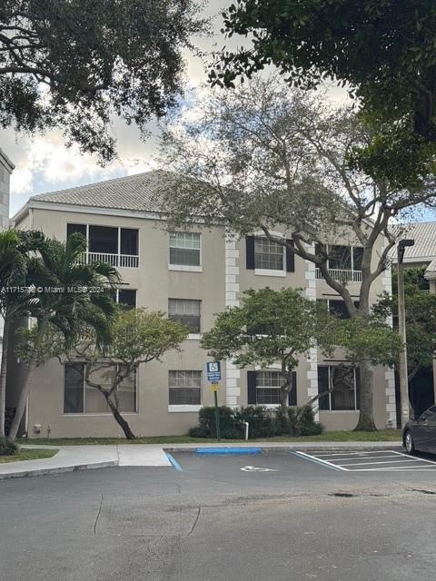 2880 N Oakland Forest Dr in Oakland Park, FL - Building Photo