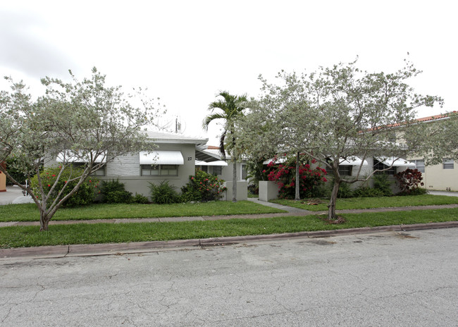 23 Salamanca Ave in Coral Gables, FL - Foto de edificio - Building Photo