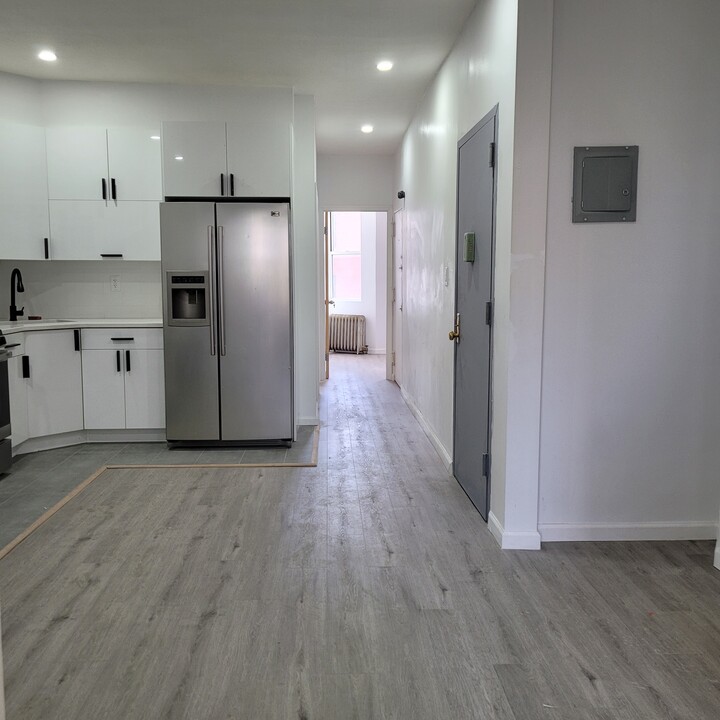 77 Eldert St in Brooklyn, NY - Building Photo