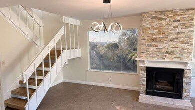 22 Latitude Ct in Newport Beach, CA - Foto de edificio - Building Photo